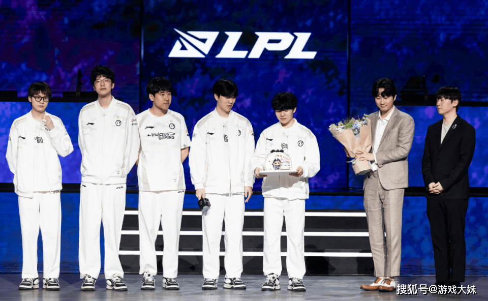 Rookie在巴塞罗那比赛中出色防守，战术调整引发热议！